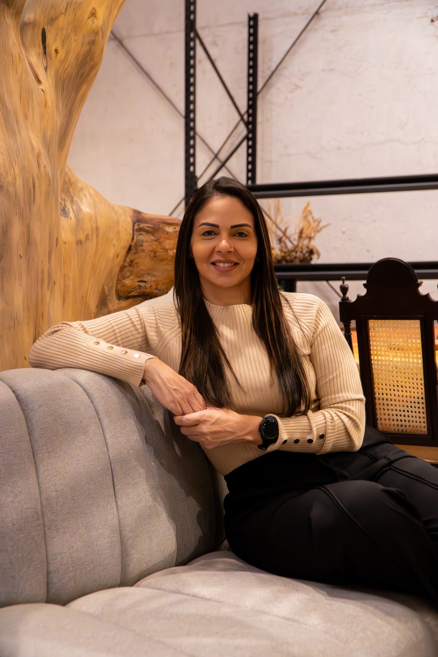 Giséli Andrade em ambiente acolhedor